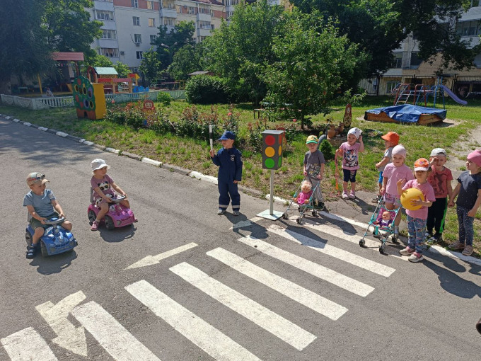 На дороге не играй, осторожность соблюдай! На дороге не играй, осторожность соблюдай!.